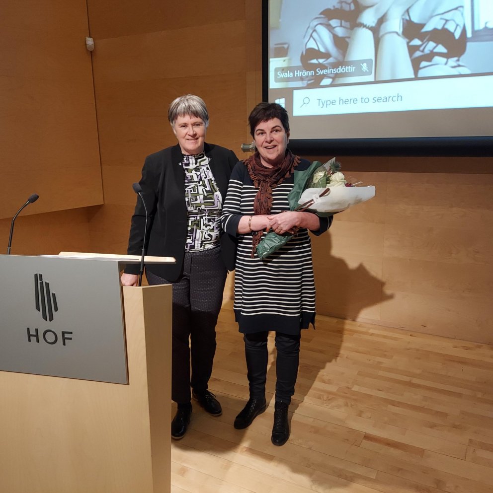 Jakobína og Margrét á aðalfundinum í mars sl. þar sem Margréti var færður blómvöndur