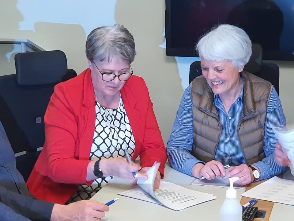 Arna Jakobína Björnsdóttir formaður Kjalar og Helga Jónsdóttir, ríkissáttasemjari  að hefja undirrit…