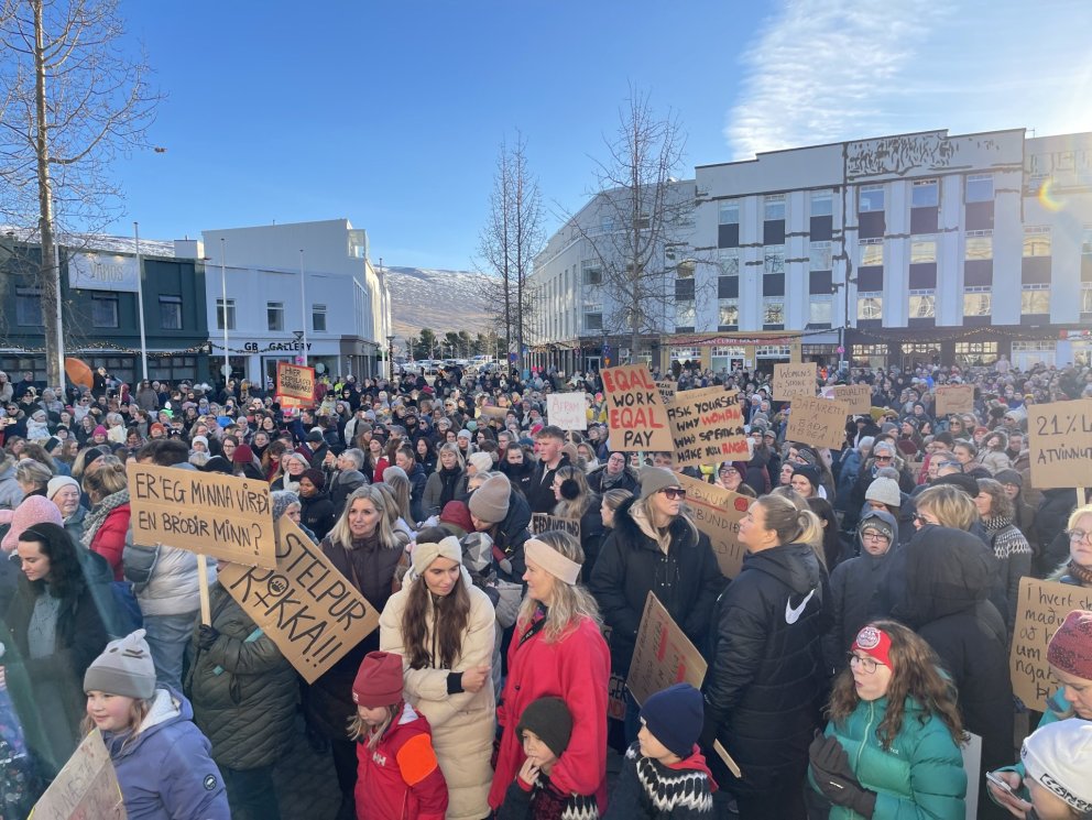Mynd af Ráðhústorgi á Akureyri í kvennaverkfalli 24. október 2023