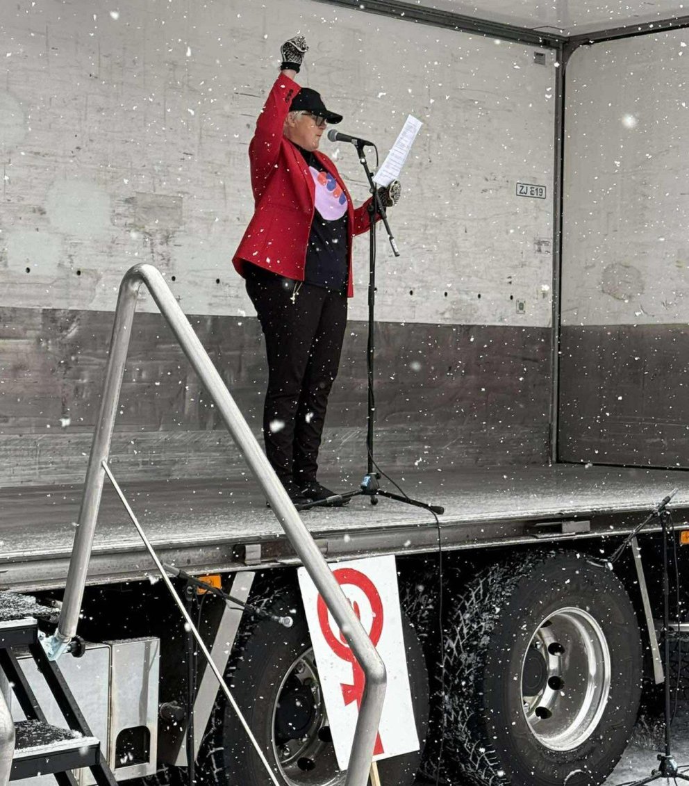 Arna Jakobína Björnsdóttir formaður að flytja ávarp á Ráðhústorgi