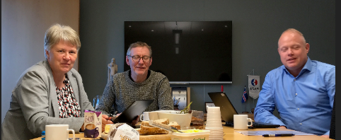 Við undirskrift samningsins Arna Jakobína formaður Kjalar, Ívar Aðalsteinsson tónlistarkennari og Bj…