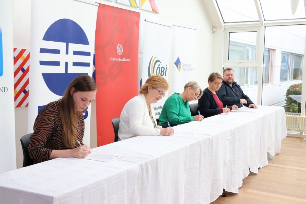 Forystufólk verkalýðshreyfingarinnar (BSRB, BHM, KÍ og ASÍ) og formaður Öryrkjabandalags Íslands skr…