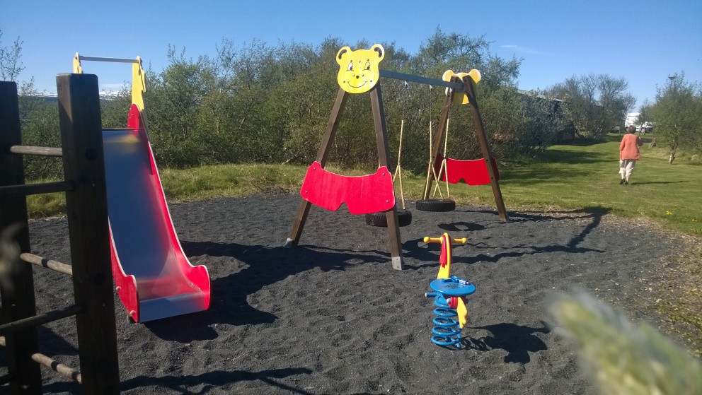 Beðið eftir börnum í leik!